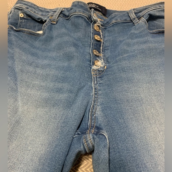 GAP high rise universal legging. Button fly & with heavily distressed knees. 20. - Picture 4 of 6